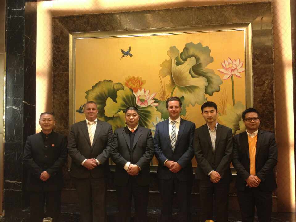 左一:生命力董事会主席陈良超先生 左二:BBY区域总裁Rob Harrison先生 左三:中环运董事会主席曹友先生 右三:BBY首席财务官Ben Meikle先生 右二:BBY中国区业务总代表Larry Zhao先生 右一:中环运CEO李华骥先生 左一:生命力董事会主席陈良超先生 左二:BBY区域总裁Rob Harrison先生 左三:中环运董事会主席曹友先生 右三:BBY首席财务官Ben Meikle先生 右二:BBY中国区业务总代表Larry Zhao先生 右一:中环运CEO李华骥先生