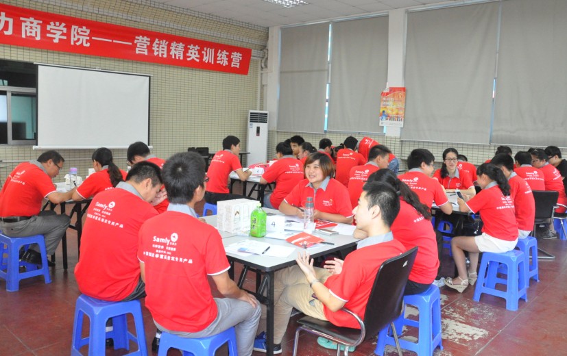 学员在讨论、学习 学员在讨论、学习