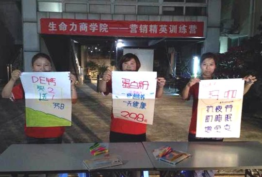 现场制作POP海报:个个“身怀绝技” 现场制作POP海报:个个“身怀绝技”