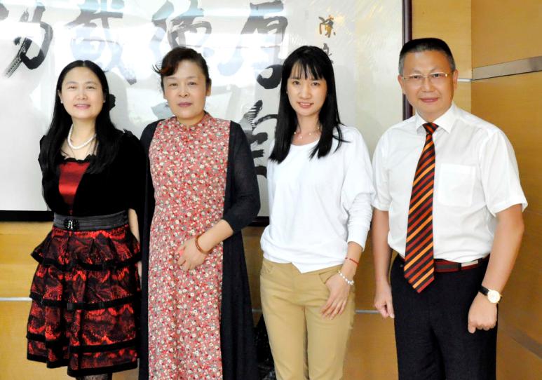 生命力集团董事局主席陈良超(右一)与江西电视台台长刘建芳(左二)一行合影 生命力集团董事局主席陈良超(右一)与江西电视台台长刘建芳(左二)一行合影