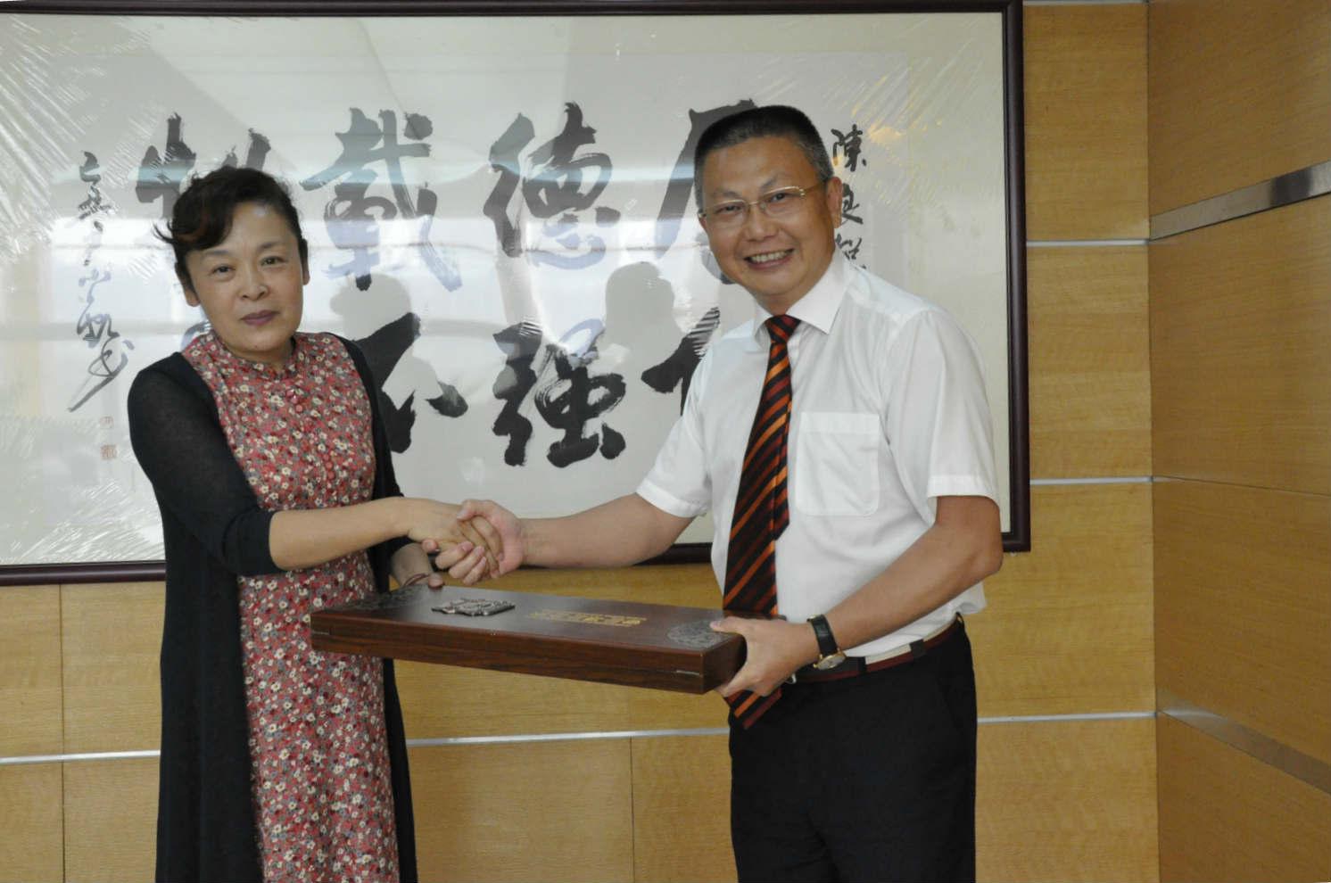 生命力集团董事局主席陈良超(右)与江西电视台台长刘建芳合影 生命力集团董事局主席陈良超(右)与江西电视台台长刘建芳合影